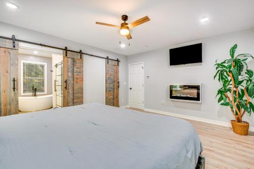 4 Mi to Downtown Atlanta Sleek Home with Game Room! in Atlanta, USA