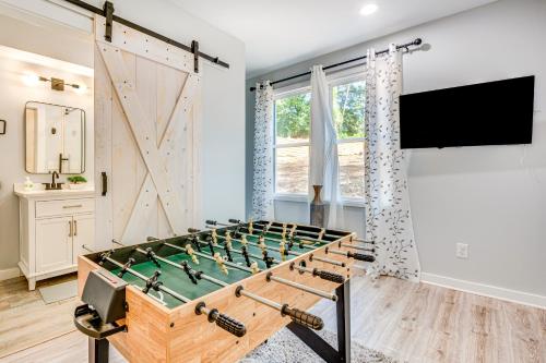 4 Mi to Downtown Atlanta Sleek Home with Game Room! in Atlanta, USA