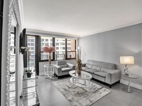 Amazing 3BD Ocean View Condo Beach Service 715 in Miami Beach, USA
