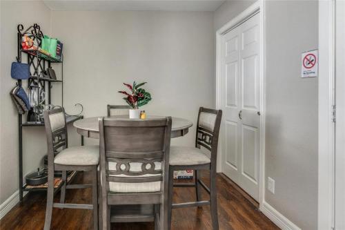 2BD Home Steps From ATT Stadium Globe Life Six Flags in Arlington, USA