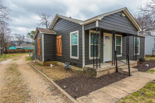 2BD Home Steps From ATT Stadium Globe Life Six Flags in Arlington, USA