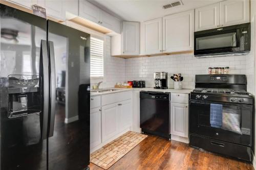 2BD Home Steps From ATT Stadium Globe Life Six Flags in Arlington, USA