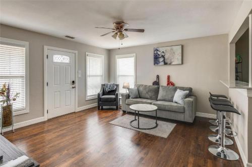2BD Home Steps From ATT Stadium Globe Life Six Flags in Arlington, USA