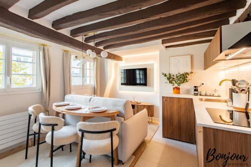 SUPER CENTRAL Designer One-Bedroom - Marais - FREE Parking, Paris
