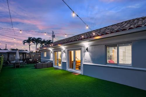 6-BD 3-BA Dreamy Vacation Retreat in Coral Terrace in Coral Terrace