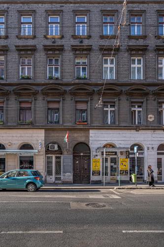 Eclectic downtown APT on Kiraly street, calm and central