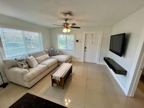 2 min walk to beach with free parking at Lauderdale 17-1 in Fort Lauderdale, USA