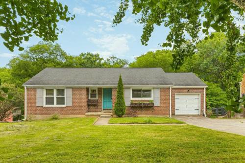 Nashville Gem Grill Mini Pickleball Sleeps 12 - Tap to explore photos