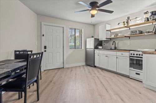 Queen Bed Modern Studio Apartment in Huntsville in Huntsville, USA