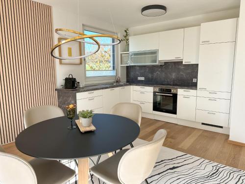 virtuve, "Wiesenblick" - Premium Apartments Seekirchen, mit Garten in Seekirchen Am Wallersee