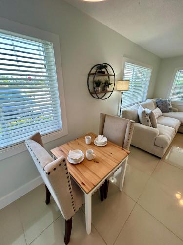 2 min walk to beach with free parking at Lauderdale 17-1 in Fort Lauderdale, USA