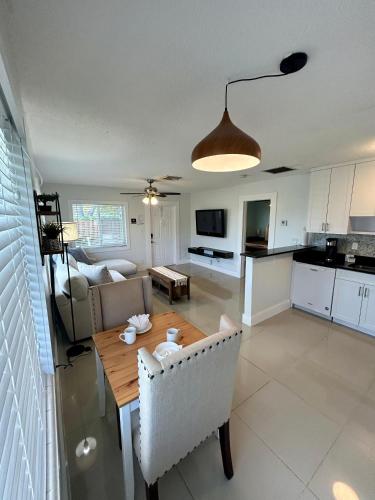 2 min walk to beach with free parking at Lauderdale 17-1 in Fort Lauderdale, USA
