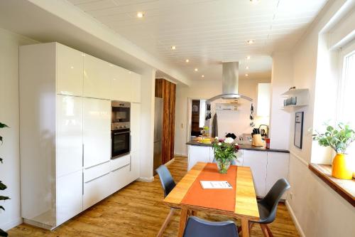 Kitchen, Chalet-Apartmenthaus mit 4 Schlafzimmern! in Bruchkobel
