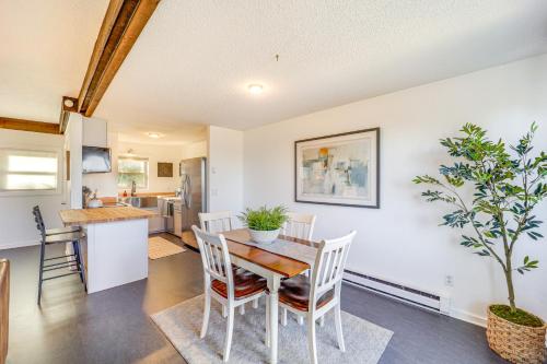 1 Mi to Skiing Cozy Townhome in Beech Mountain! in Beech Mountain, USA