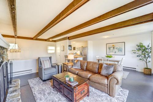1 Mi to Skiing Cozy Townhome in Beech Mountain! in Beech Mountain, USA