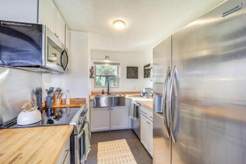 1 Mi to Skiing Cozy Townhome in Beech Mountain! in Beech Mountain, USA
