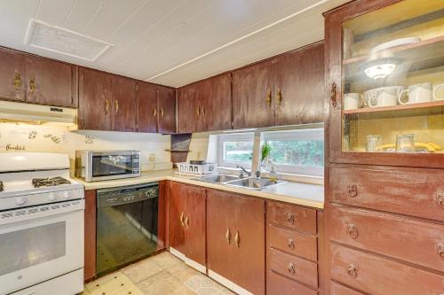 5 Mi to Lake Erie Access Quiet Cottage with Yard! in Westfield, USA