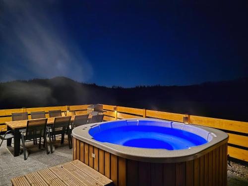 LK Mountain Residence segmenty z prywatnym jacuzzi i widokami na góry i jezioro