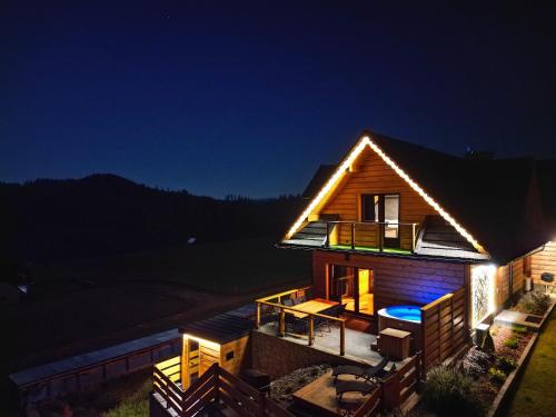 LK Mountain Residence segmenty z prywatnym jacuzzi i widokami na góry i jezioro