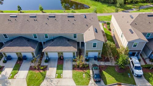 Pristine Pondside Townhome by JAX & Amelia Island in Yulee, USA