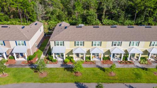 Pristine Pondside Townhome by JAX & Amelia Island in Yulee, USA
