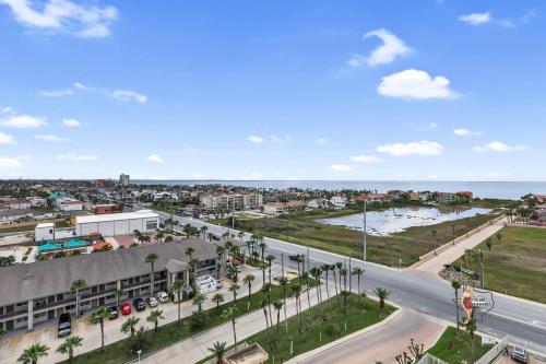 Three-Bedroom Apartment with View image 1
