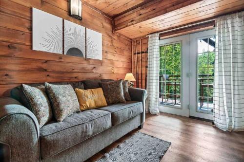 Mountain views,King Beds, Pet Friendly, Private retreat in Pigeon Forge, USA