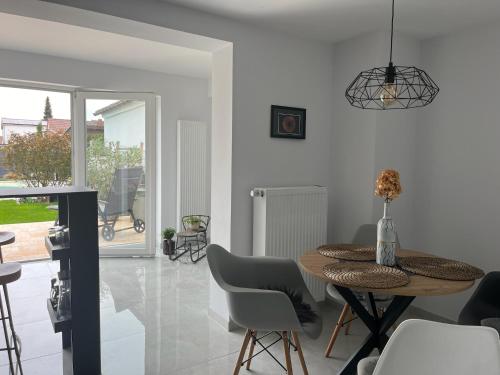 設施, Neues Ferienappartment PfalzHerz in 哈斯洛赫