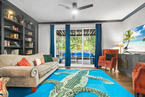 2 Mansions with Pool & BBQ Sleeps 22 in West Palm Beach, USA