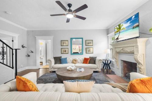 2 Mansions with Pool & BBQ Sleeps 22 in West Palm Beach, USA
