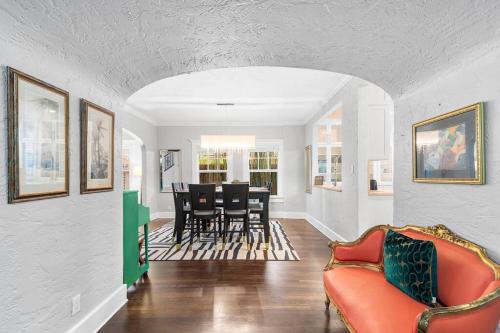 2 Mansions with Pool & BBQ Sleeps 22 in West Palm Beach, USA