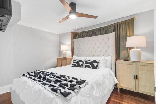 2 Mansions with Pool & BBQ Sleeps 22 in West Palm Beach, USA