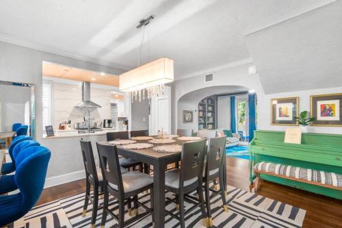 2 Mansions with Pool & BBQ Sleeps 22 in West Palm Beach, USA