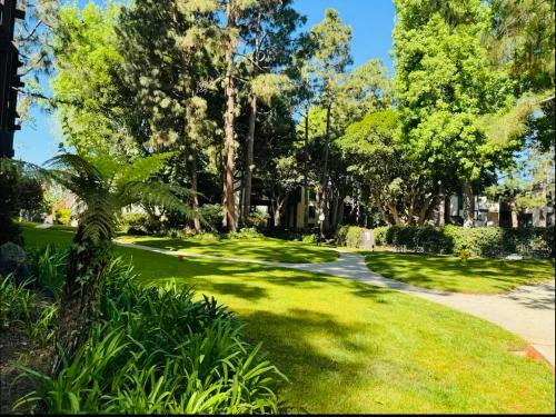Beautiful 2 bedroom home less 5 mins to the beach near LAX in Los Angeles, USA