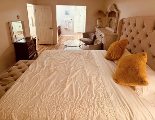Beautiful 2 bedroom home less 5 mins to the beach near LAX in Los Angeles, USA