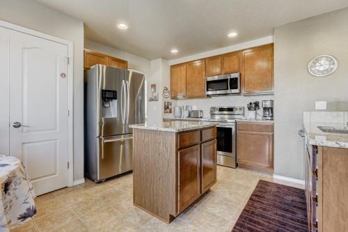 Desirable and Spacious with Mountain Views, Deck, Grill and Yard - Walk to coffee and ice cream! in Colorado Springs, USA