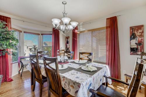 Desirable and Spacious with Mountain Views, Deck, Grill and Yard - Walk to coffee and ice cream! in Colorado Springs, USA