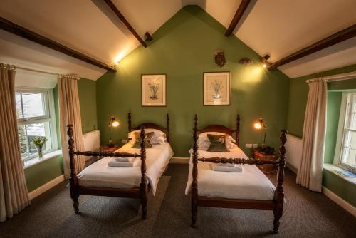 2 twin beds