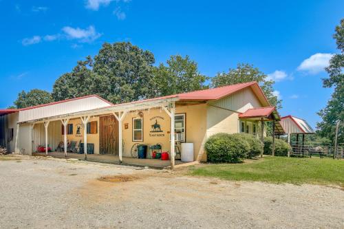 Tennessee Farm Vacation Rental with Game Room! in Humboldt (TN)