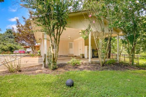 Tennessee Farm Vacation Rental with Game Room! in Humboldt (TN)