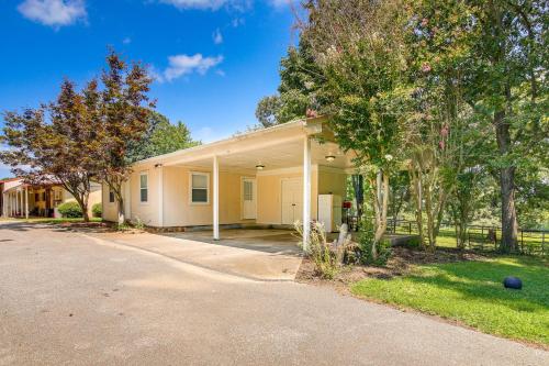 Tennessee Farm Vacation Rental with Game Room! in Humboldt (TN)