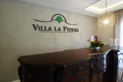 Fuajee, Villa La Pierre in Strzegom