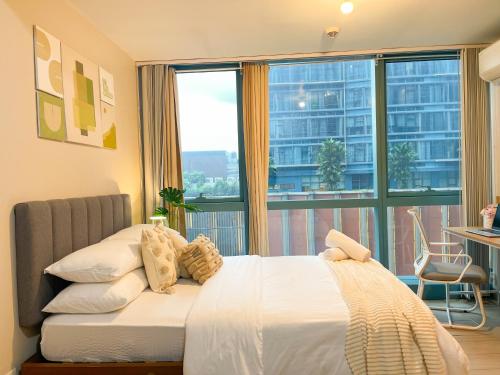 Bgc 1br Condo Across Uptown Mall, Hyatt #oursw7b2 - Tap to explore photos
