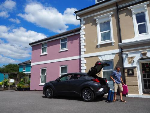 Exterior view of Cotswold Aparthotel