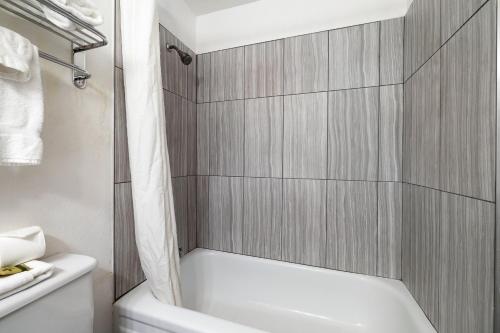 Kennewick Suites - image 9