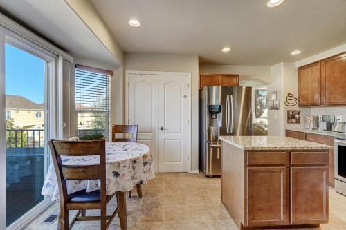 Desirable and Spacious with Mountain Views, Deck, Grill and Yard - Walk to coffee and ice cream! in Colorado Springs, USA