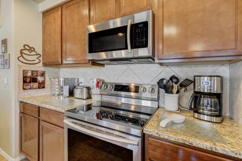 Desirable and Spacious with Mountain Views, Deck, Grill and Yard - Walk to coffee and ice cream! in Colorado Springs, USA