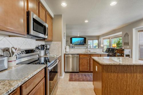 Desirable and Spacious with Mountain Views, Deck, Grill and Yard - Walk to coffee and ice cream! in Colorado Springs, USA