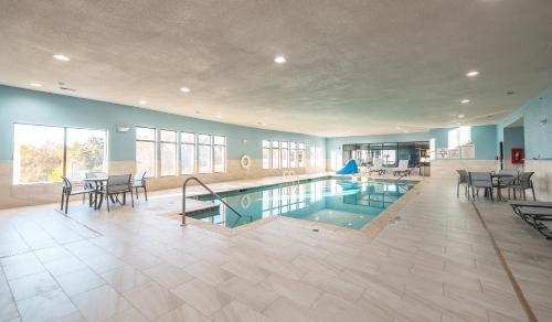 Holiday Inn Express Hotel and Suites Saint Robert By IHG - 수영장