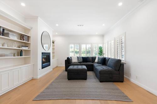 New Listing Sound Stage Villa by Colby and Conrad in Los Angeles, USA